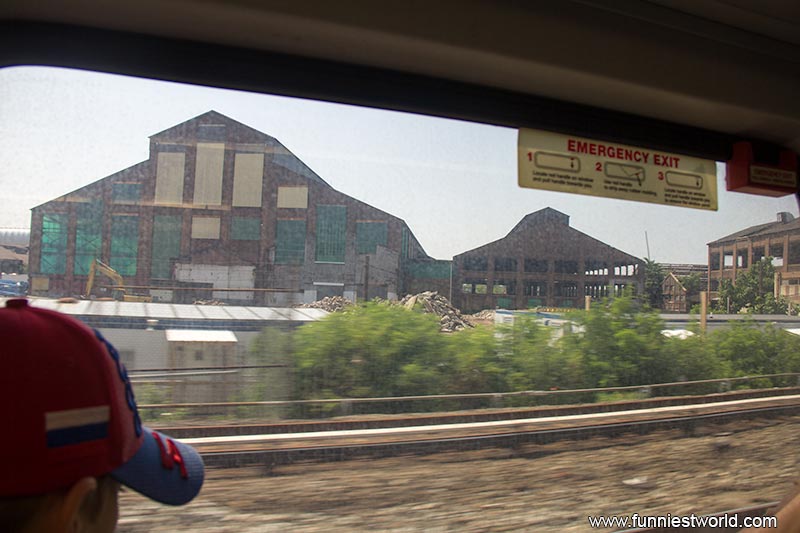 Брошенные цеха вдоль железной дороги