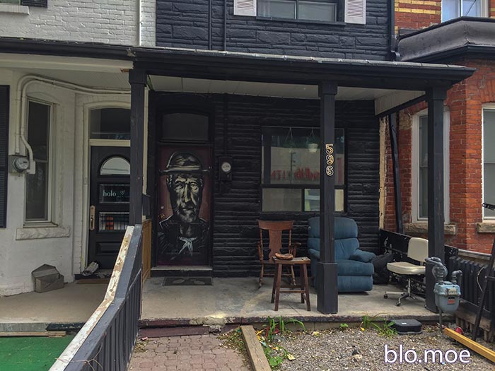 Граффити на двери дома в Торонто