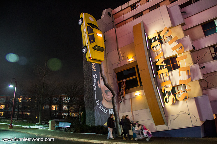 Машина на падающем здании