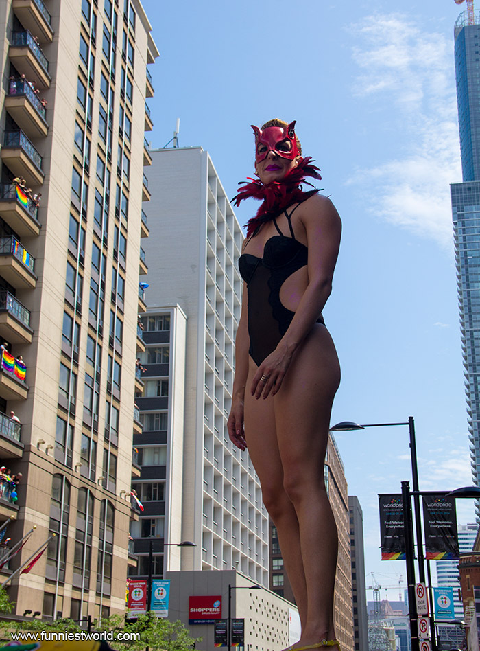 Девушка поддерживает парад геев